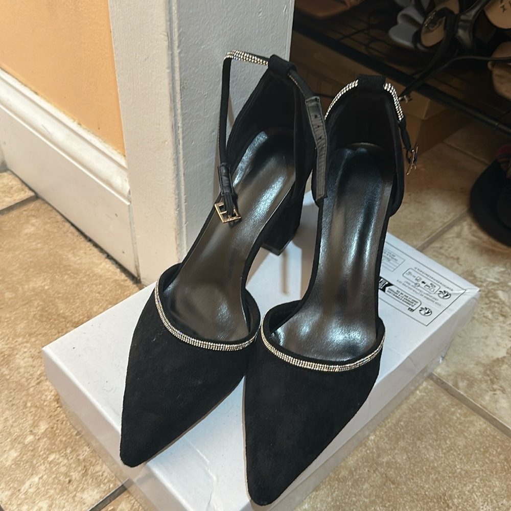 Women’s pointy closed heels